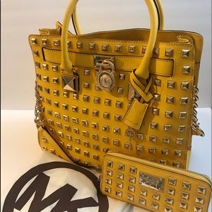Michael Kors studded Hamilton tote w/wallet🚨FIRM